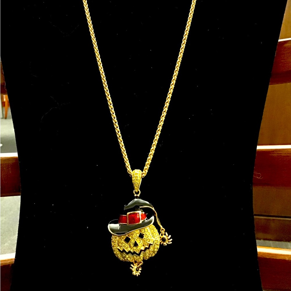NWOT Beautiful Halloween Pumpkin Necklace in Gold